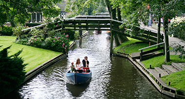 Bootje varen door de omgeving van Giethoorn