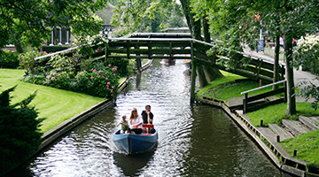 Bootje varen door de omgeving van Giethoorn